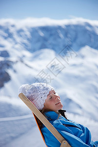 六本木山不睡觉坐在躺椅上的女人背景