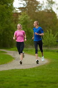 一起跑步健身的夫妇图片