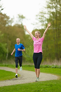 男人和女人奔跑，竞争图片