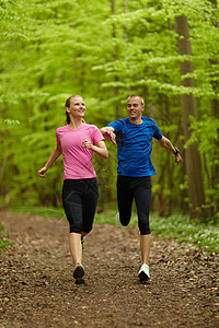男人和女人一起奔跑图片