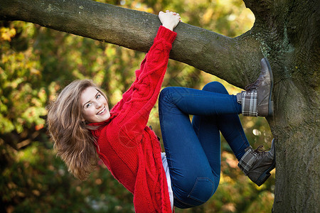 小女孩在公园爬树图片