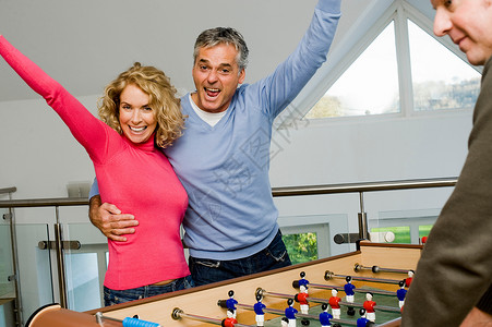 玩桌球玩得开心的夫妇图片