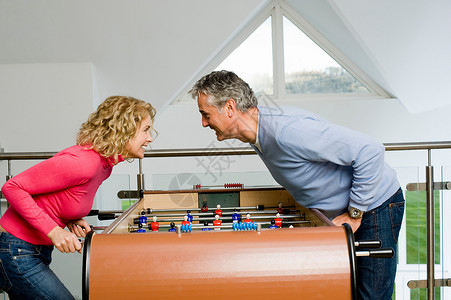 玩桌球玩得开心的夫妇图片