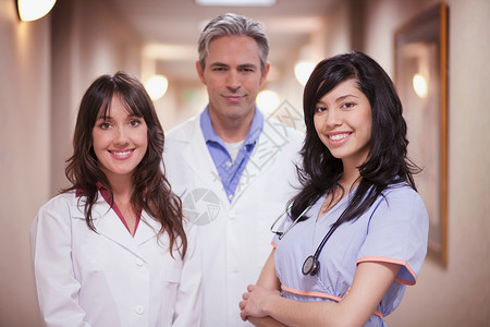 两位医生和女护士微笑着图片
