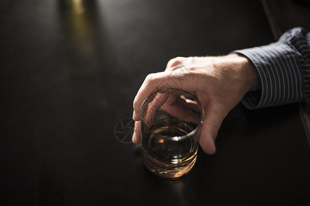 一个人喝酒酒吧里喝酒的孤独男人的特写镜头背景