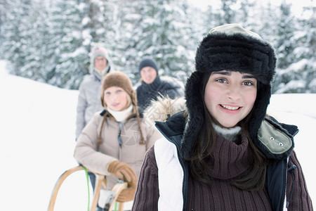 冬季景观中的青少年图片