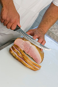 厨师用刀切肉图片