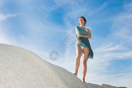 阳光下美丽的女人图片