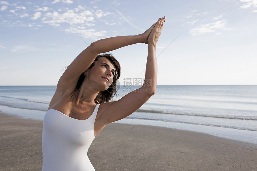 女人在海边伸展图片