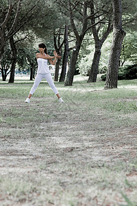 在公园锻炼运动的人图片