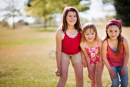 3个年轻女孩站成一排大笑图片