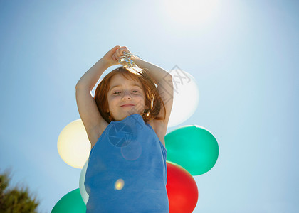 一个气球素材举着气球的小女孩背景