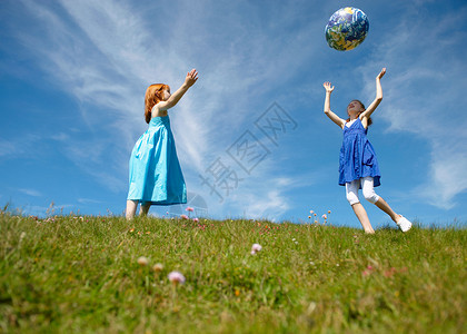 2个小女孩扔充气球高清图片