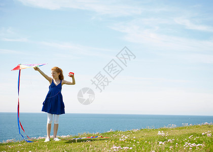 海边放风筝的小女孩图片
