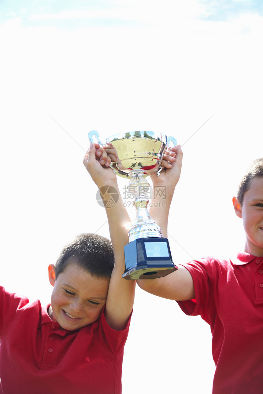 男孩们举着奖杯图片