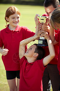 孩子们举着奖杯欢呼高清图片