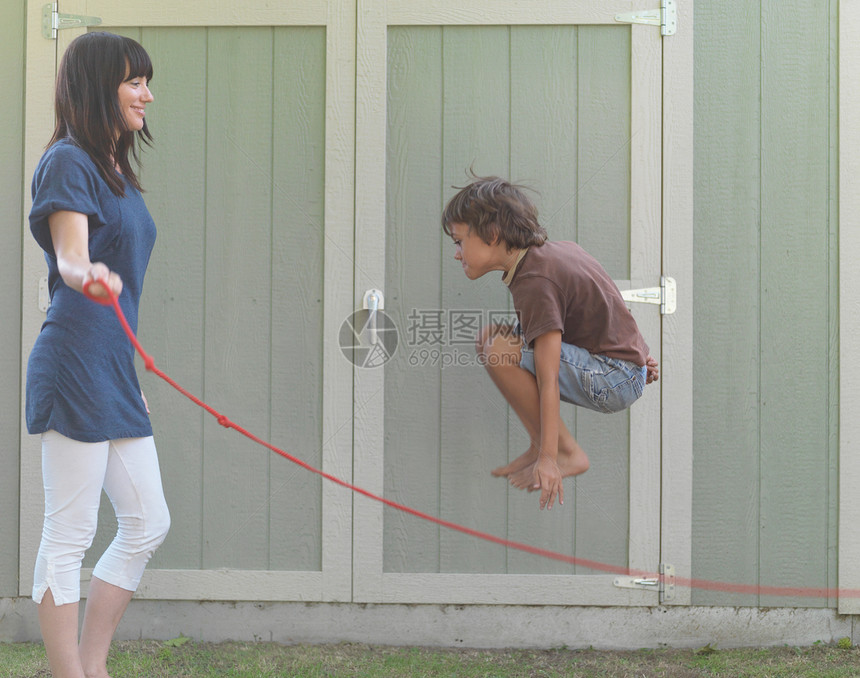 小男孩和妈妈跳绳图片