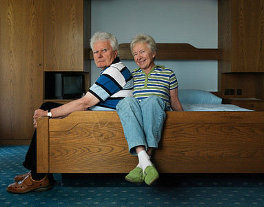 老年夫妇在床上休息图片