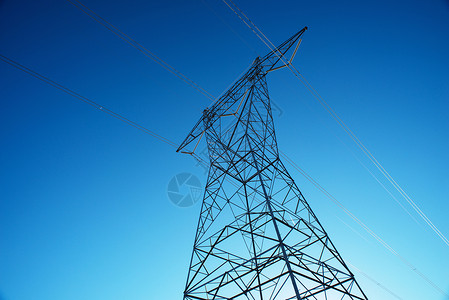 咬断的电源线蓝天下的电塔背景