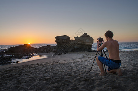 台岩海滩男孩在海滩上拍照背景