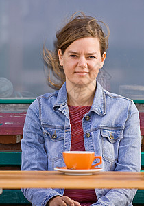 坐在咖啡馆喝咖啡的女人图片