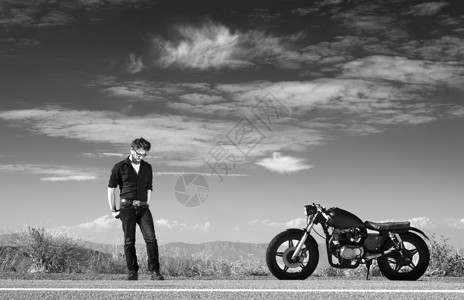 公路旁中年男性摩托车手黑白照图片
