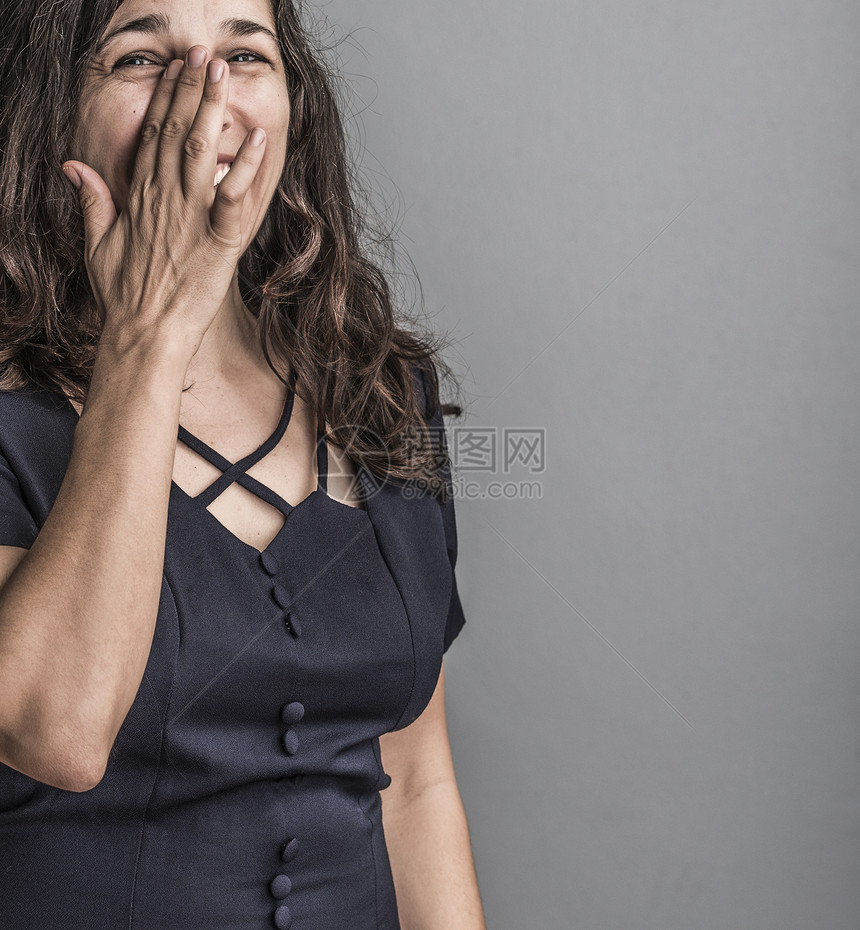 成熟女人的画像，笑着哭泣图片