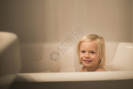 洗澡时可爱男孩的肖像图片