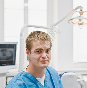 男性牙医的肖像图片