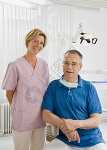男性牙医和助理的肖像图片