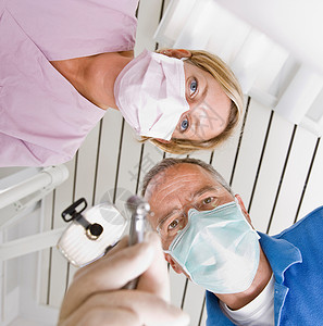 牙医和助手使用工具图片