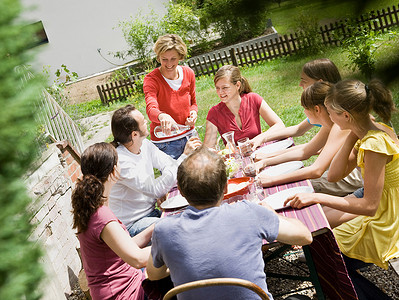 分享食物一家人在野餐背景