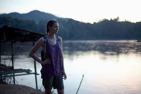 女人走过静湖图片