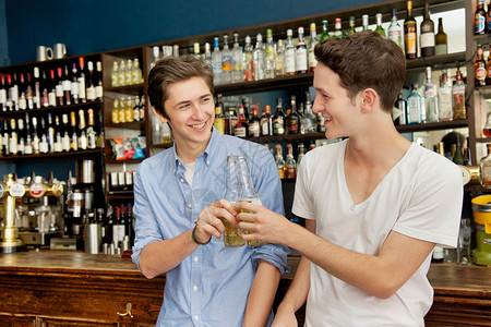 酒吧里互相敬酒的男人背景图片