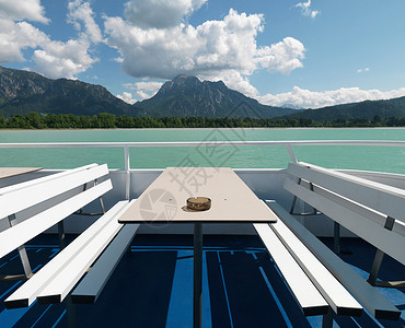 湖上渡船上的空桌子和长椅背景图片
