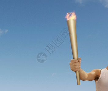 北京奥运会火炬手持燃烧棒的运动员背景