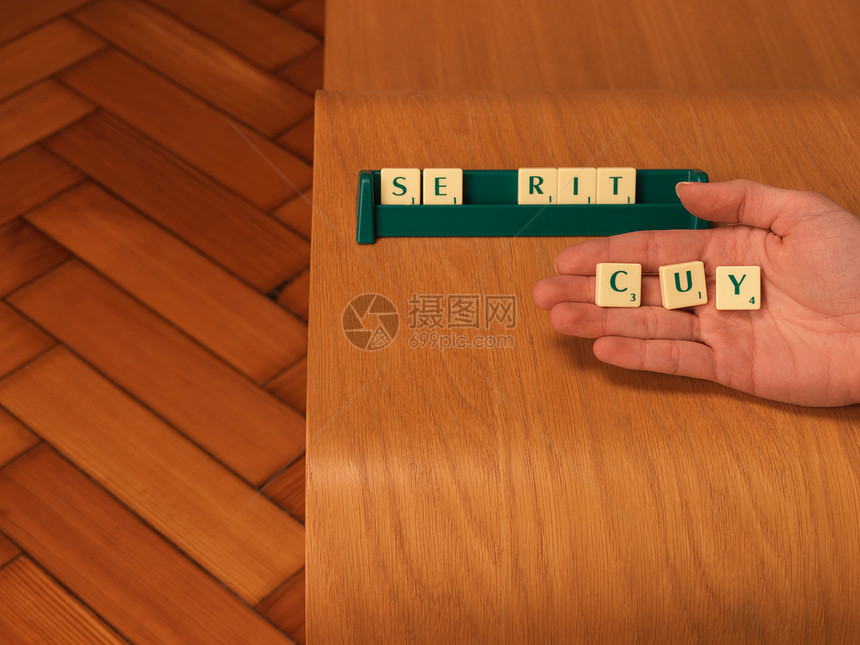 手握棋盘游戏中的字母图片