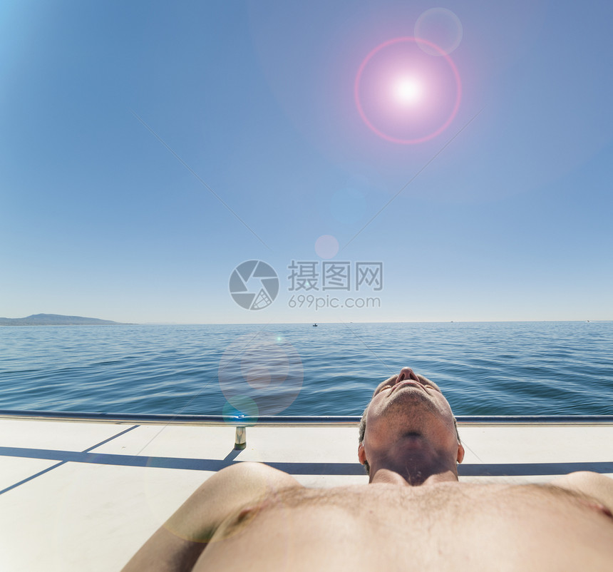 帆船上的人晒日光浴图片
