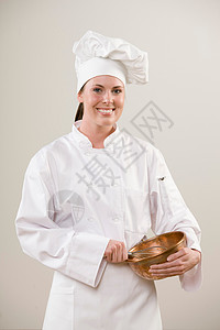 微笑的厨师拿着搅拌碗图片