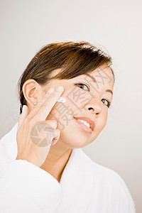 女人在脸上抹润肤霜图片