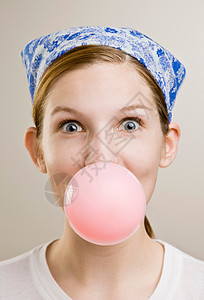 泡泡糖女人用口香糖吹泡泡背景