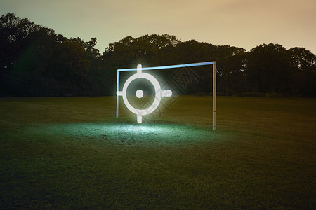 十字线带发光目标符号的足球球门背景