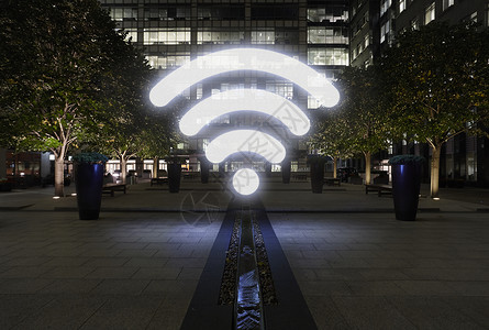 超强WIFI英国伦敦下夜幕中城市街道上闪亮的WiFi图标背景
