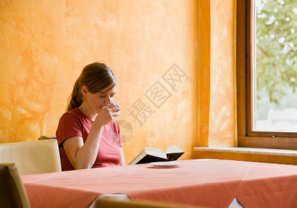 读书时喝咖啡的女人图片