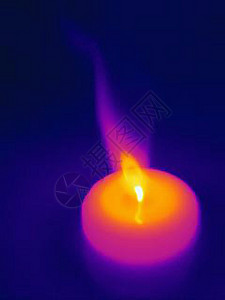 一支蜡烛燃烧的热图像图片