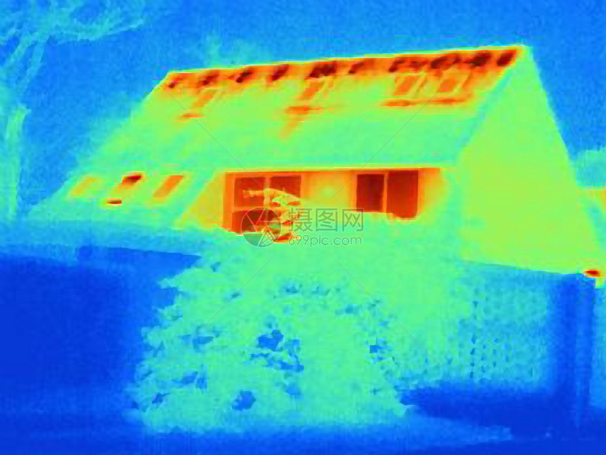 房屋的热图像，显示出由于阁楼绝缘不良导致的热量损失图片