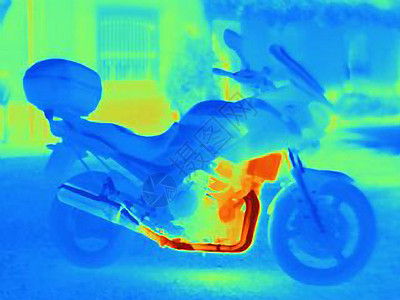 显示发动机散热器和排气管热量的摩托车的热照片图片
