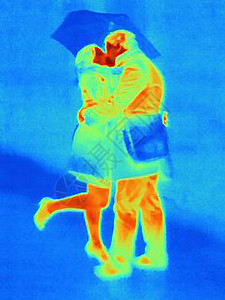 情侣在雨中接吻的热像图片