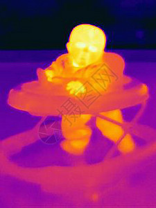使用婴儿助行器拍摄六个月男婴的热成像图片