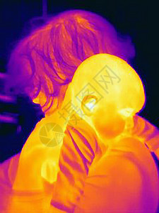 三个月大的婴儿和母亲的热成像图片